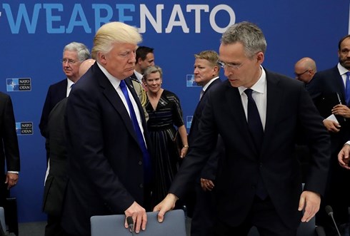 Tổng thống Mỹ Donald Trump và Tổng Thư ký NATO Stoltenberg tại Hội nghị Thượng đỉnh 2017. Ảnh: AP