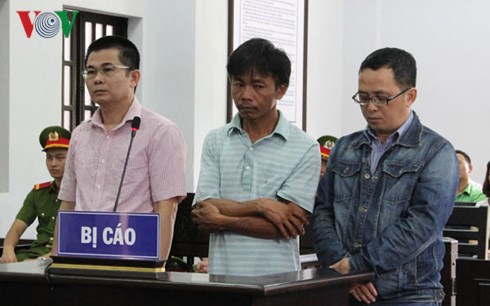 Bị cáo Trần Minh Lợi (áo hồng ngoài cùng bên trái) tại phiên tòa phúc thẩm.