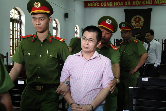 Bị cáo Lợi được áp giải về nơi giam giữ sau khi tòa tuyên án. Ảnh: Trần Lộc.