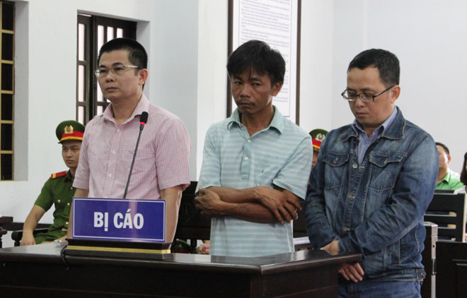 Bị cáo Lợi, Trí, Phúc (từ trái sang) tại tòa sáng 11/7. Ảnh: Trần Lộc.