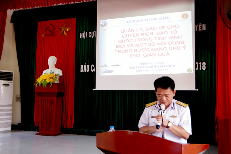 Đại tá Nguyễn Văn Kiền, Bí thư Đảng ủy, Chính ủy Lữ đoàn 147 thông tin về tình hình biển đảo tại hội nghị.