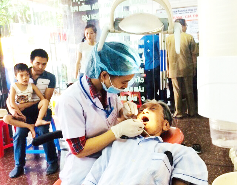 NCC ở phường Thanh Sơn, TP Uông Bí được khám răng miễn phí.