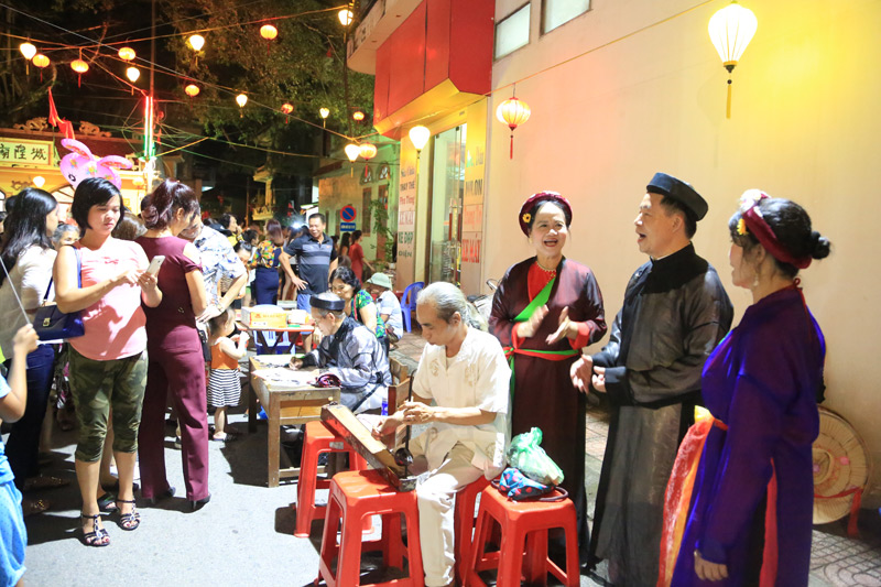 Hoạt động văn hóa tại phố đi bộ Tiên Yên, thị trấn Tiên Yên (Ảnh: Nguyễn Duy)