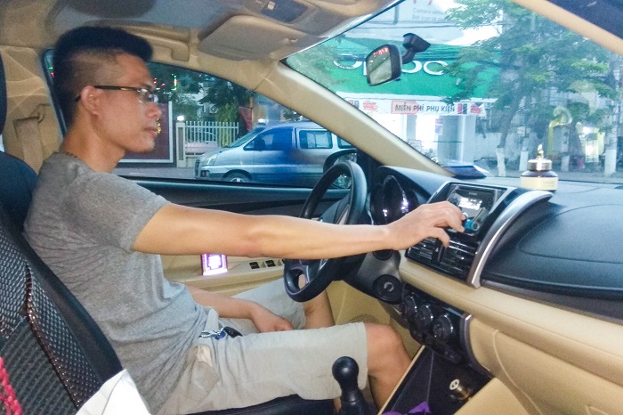 Thông qua kênh phát thanh QNR1, anh Phạm Văn Danh (khu 5, phường Bạch Đằng) có thể vừa lái xe vừa lắng nghe diễn biến kỳ họp thứ 8, HĐND tỉnh khóa XIII.