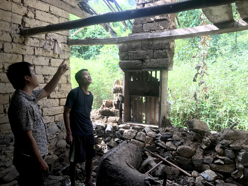 Căn nhà của anh Dường A Sềnh, thôn Pò Đán, xã Húc Động đã bị sụp đổ một phần sau trận mưa lớn ngày 25/6.