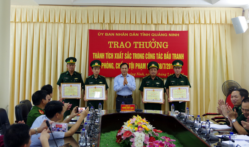  Đồng chí Đặng Huy Hậu, Ủy viên BTV Tỉnh ủy, Phó Chủ tịch Thường trực UBND tỉnh phát biểu tại buổi khen thưởng