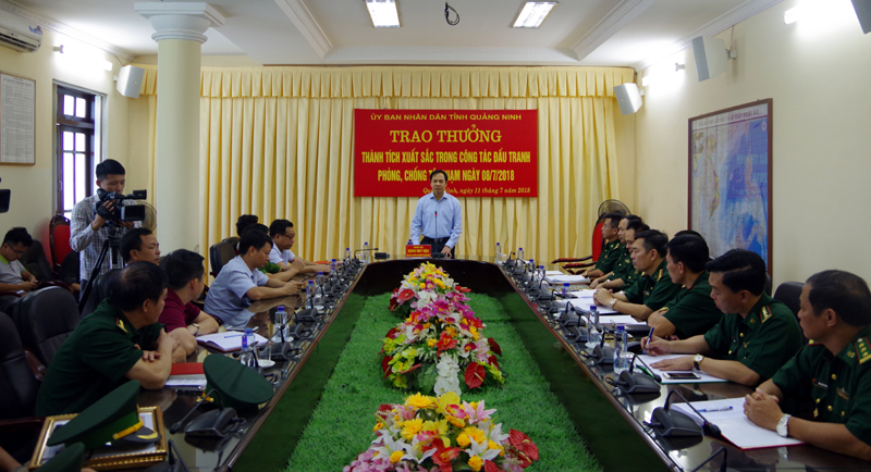 Đồng chí Đặng Huy Hậu, Ủy viên BTV Tỉnh ủy, Phó Chủ tịch Thường trực UBND tỉnh phát biểu tại buổi khen thưởng