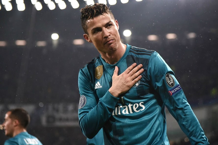 Ronaldo cảm ơn người hâm mộ Juventus sau bàn thắng vào lưới Buffon tại tứ kết CL 2017-2018. Ảnh: Goal