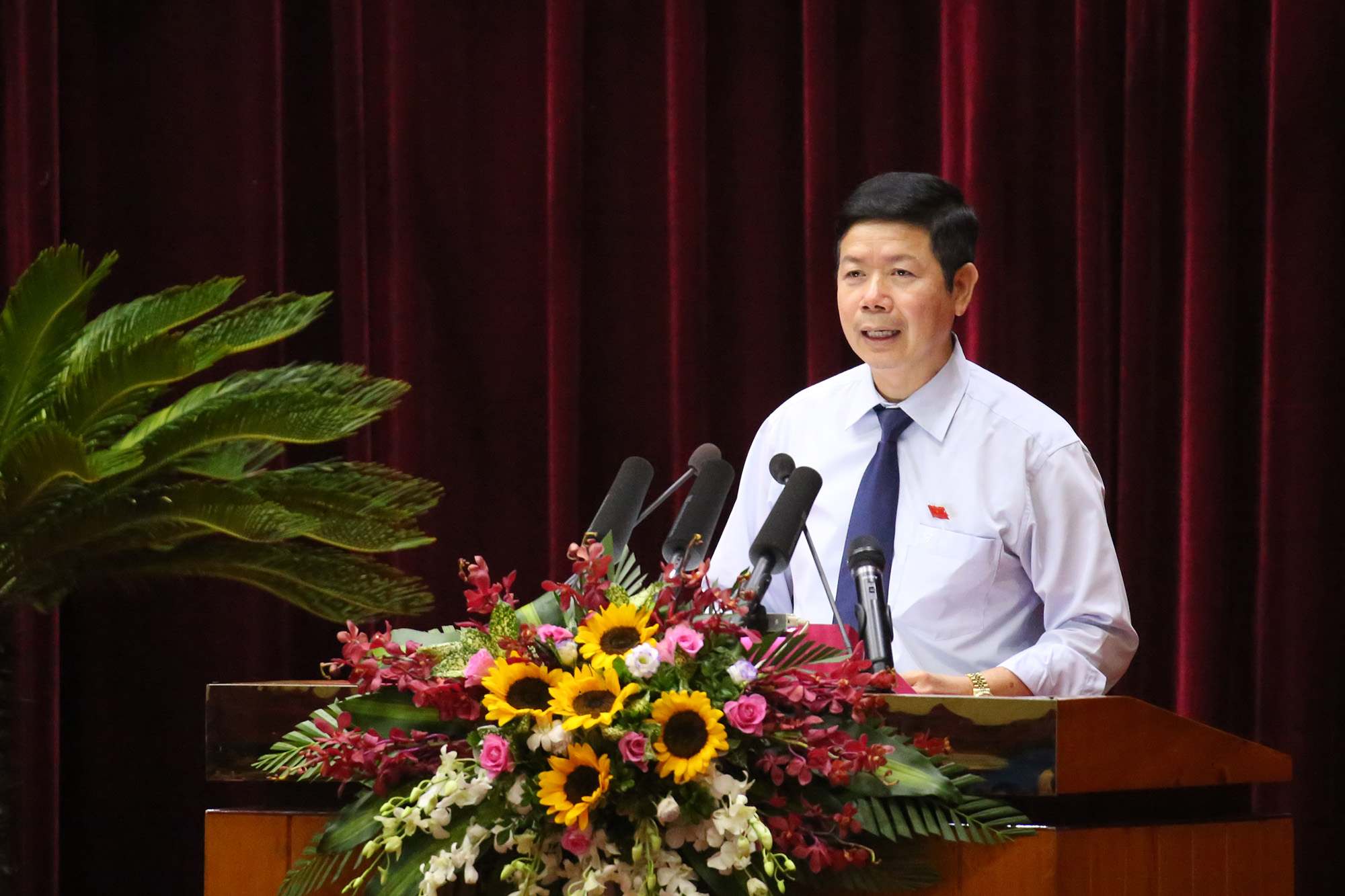 Đại biểu Vũ Thành Long, Tổ đại biểu Đông Triều, tham luận giải pháp cơ bản đưa các xã đạt chuẩn NTM.