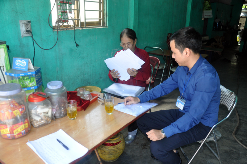 Cán bộ phường Quang Hanh (TP Cẩm Phả) làm việc với bà Phạm Thị Thảnh ở tổ 4, khu 1A về việc kiến nghị của gia đình