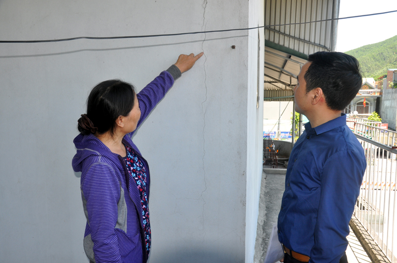 Bà Nguyễn Thị Bí, tổ 4, khu 7B, phường Quang Hanh (TP Cẩm Phả) bức xúc chỉ vào những vét nứt trên tường nhà