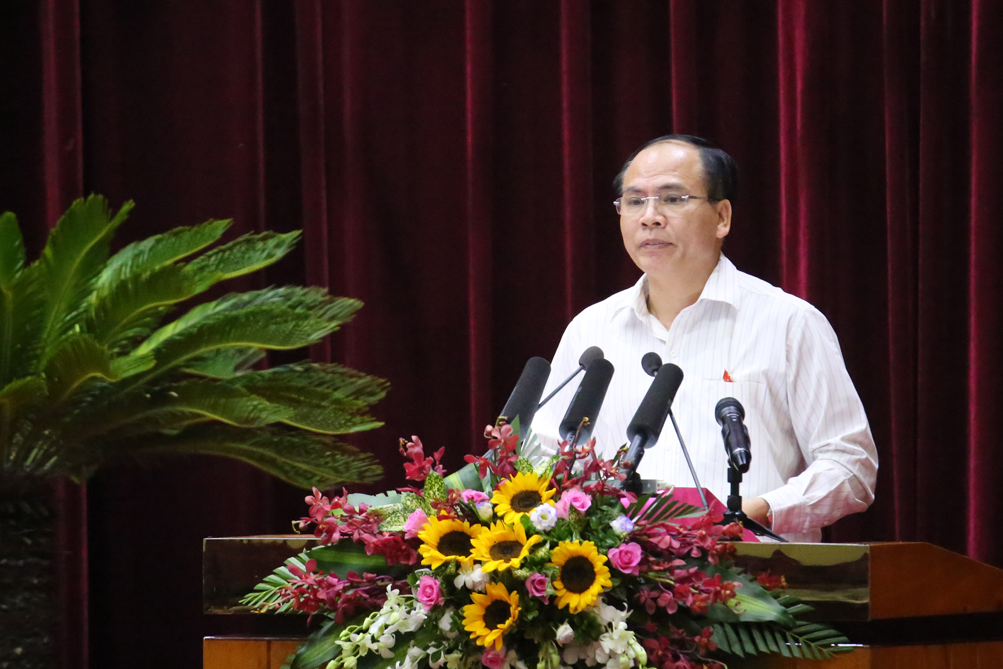 Đại biểu Trần Văn Lâm, Tổ đại biểu Uông Bí: Phát triển kinh tế biển đồng bộ, bài bản; tập trung sản xuất sản phẩm có hàm lượng khoa học công nghệ cao; đẩy nhanh tiến độ đầu tư hạ tầng các khu kinh tế…