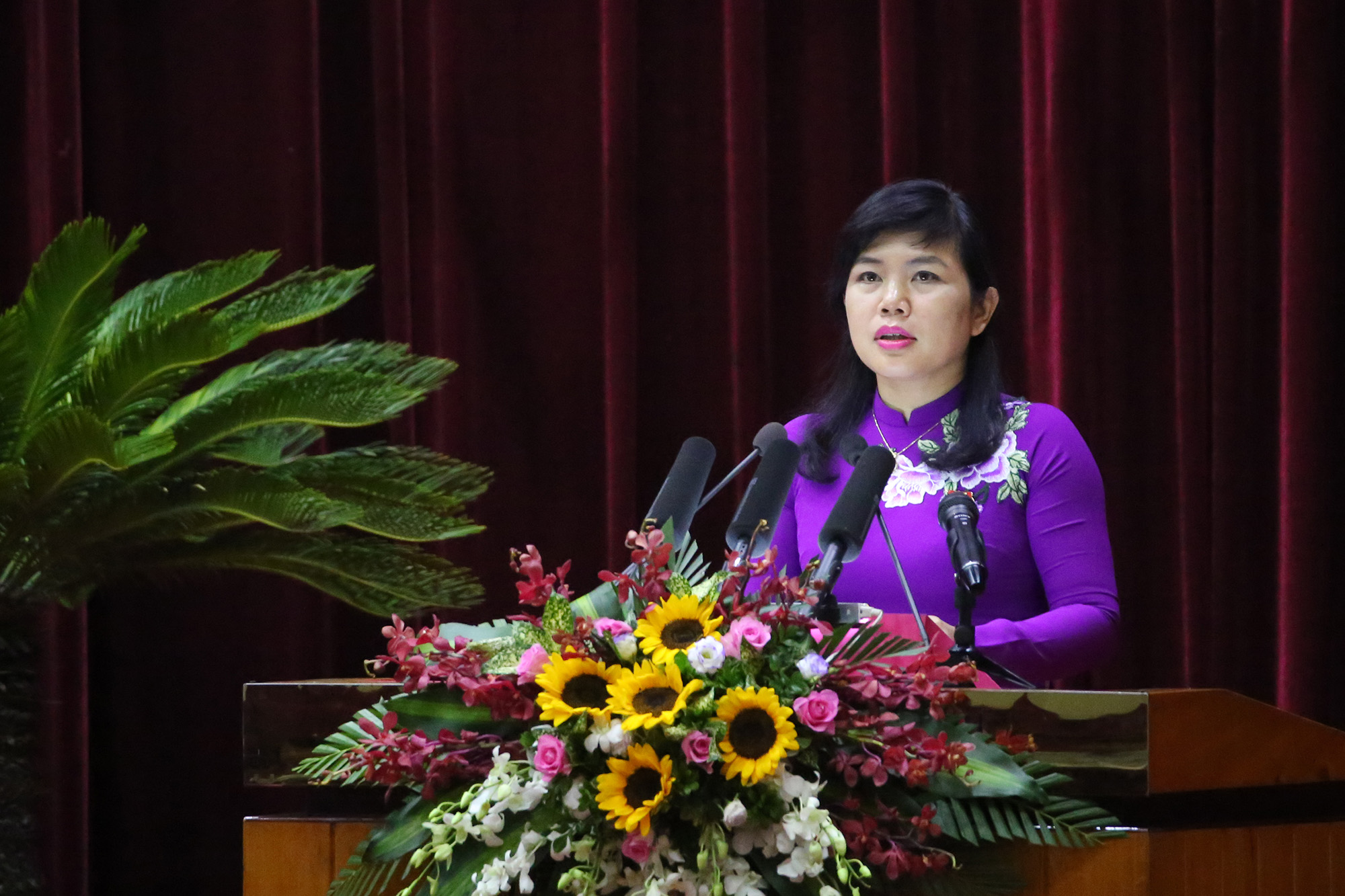 Đại biểu Nguyễn Thị Thu Hà, Tổ đại biểu Đầm Hà, bày tỏ đồng tình, đánh giá cao công tác lãnh đạo, chỉ đạo, điều hành của HĐND, UBND tỉnh trong phát triển kinh tế - xã hội của tỉnh 6 tháng đầu năm.