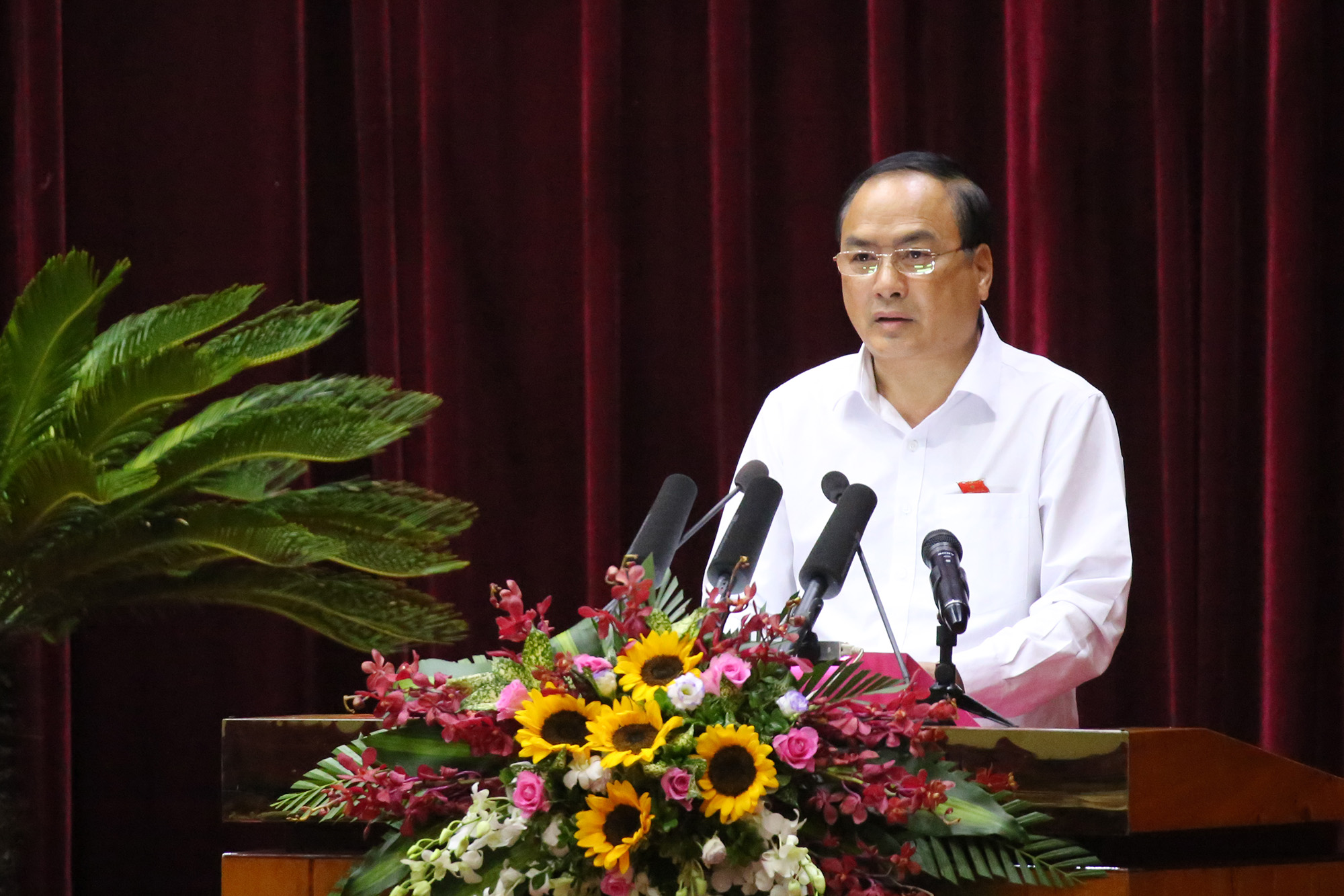 Đại biểu Lê Minh Hải, Tổ Ba Chẽ phát biểu tại Hội trường. 