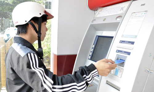 Người dân rút tiền tại một cây ATM. Ảnh: P.V