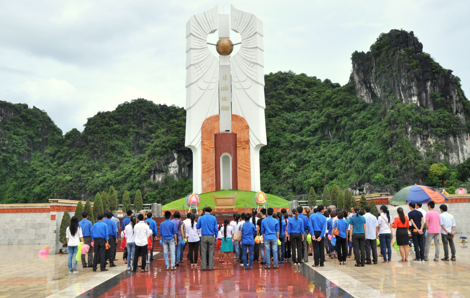 Các đại biểu là con em thương bệnh binh tiêu biểu trên địa bàn tỉnh dâng hương tại Đài tưởng niệm liệt sỹ thành phố Hạ Long.