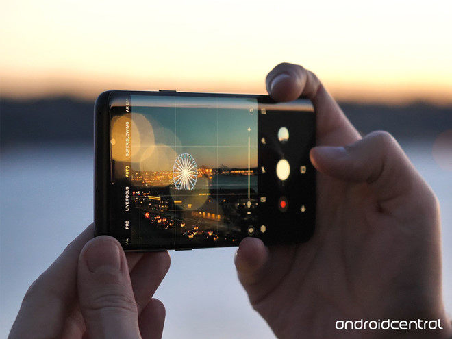 Cuộc cạnh tranh khốc liệt khiến thương hiệu nào có chất lượng camera kém nổi bật gần như sẽ bị loại khỏi cuộc chơi. Ảnh: Android Central.