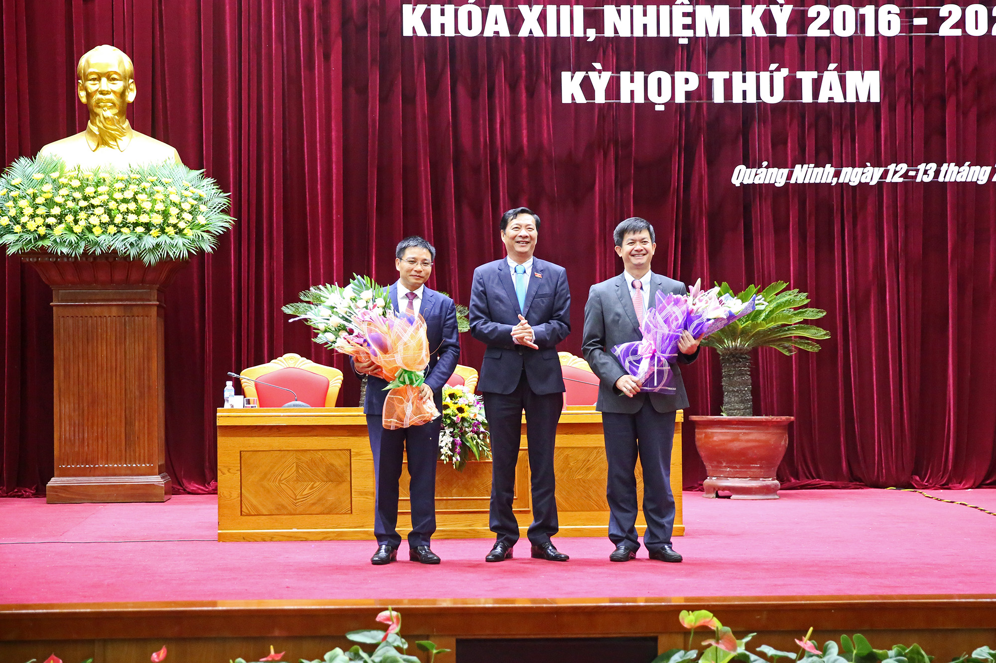 Đồng chí Nguyễn Văn Đọc, Bí thư Tỉnh ủy, Chủ tịch HĐND tỉnh, tặng hoa chúc mừng hai đồng chí Lê Quang Tùng và Nguyễn Văn Thắng.