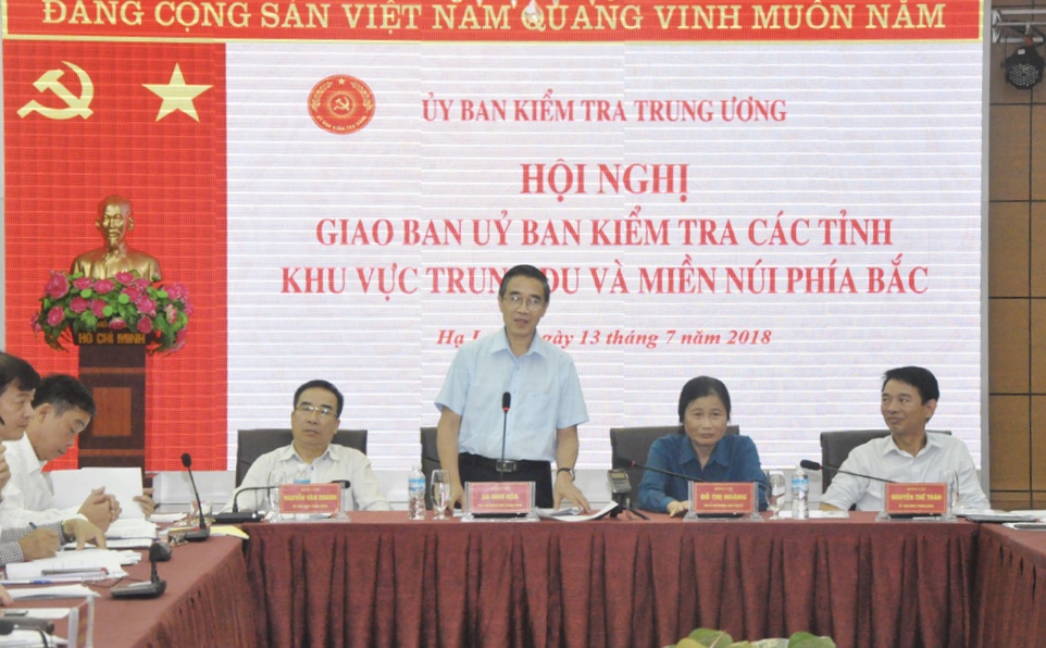Đồng chí Sa Như Hòa, Phó chủ nhiệm UBKT Trung ương chủ trì hội nghị.