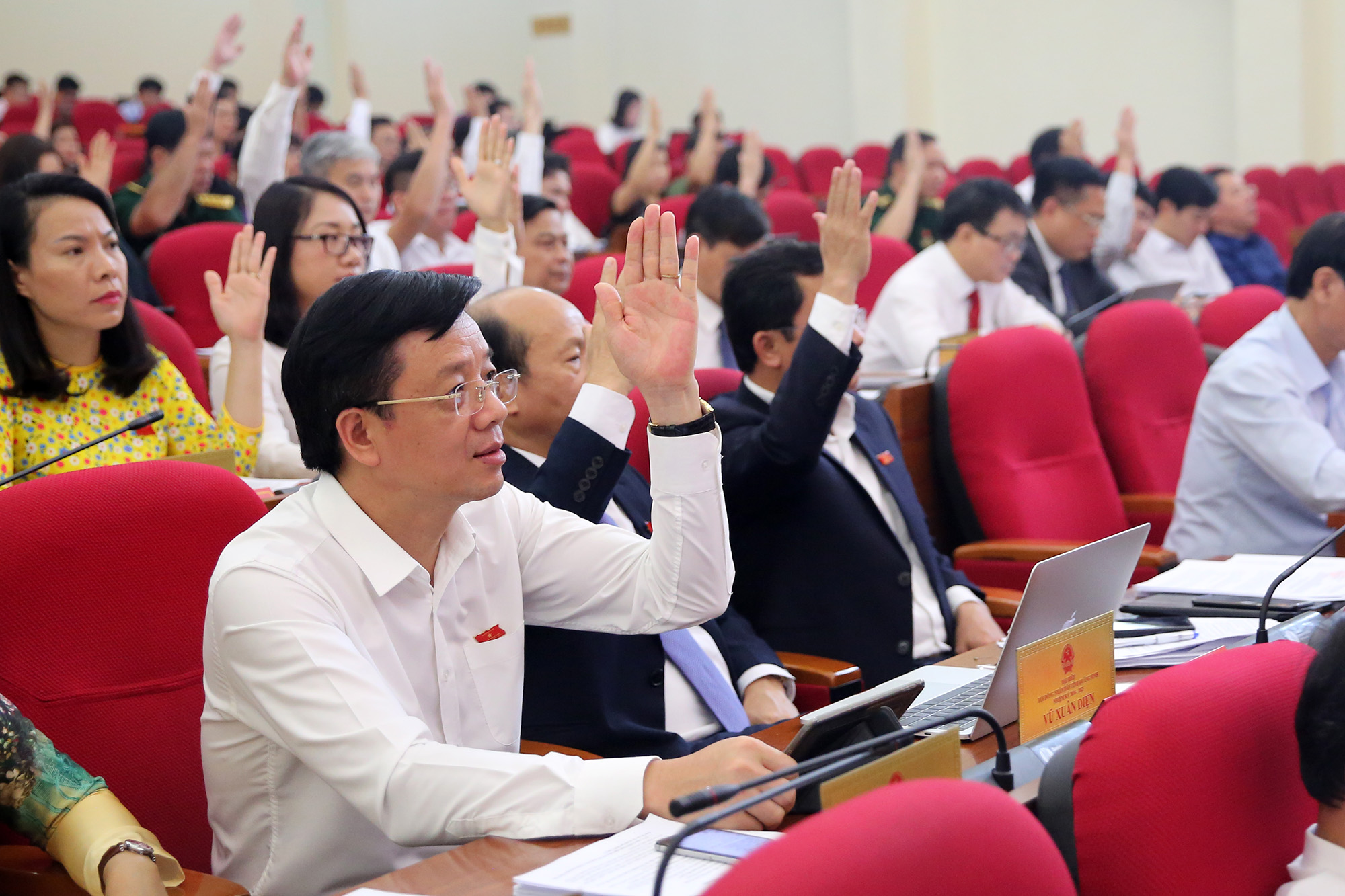Các đại biểu HĐND tỉnh biểu quyết thông qua 18 nghị quyết.