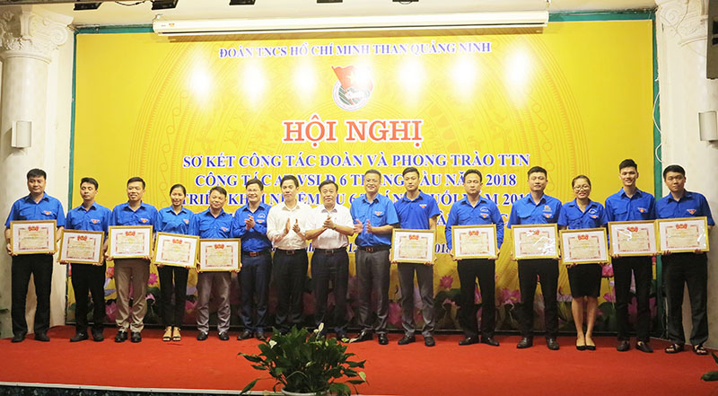Đoàn TQN khen thưởng các tập thể đạt thành tích xuất sắc