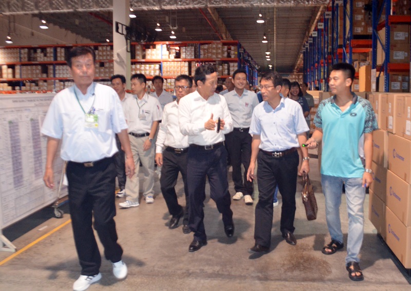 Phó Chủ tịch UBND tỉnh Nguyễn Văn Thành thăm các khu vực làm việc của người tại Công ty.