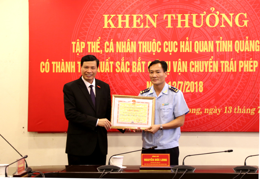 Đồng chí Nguyễn Đức Long, Phó Bí thư Tỉnh ủy, Chủ tịch UBND tỉnh, trao Bằng khen của UBND tỉnh cho Đội Kiểm soát phòng, chống ma túy (Cục Hải quan tỉnh).