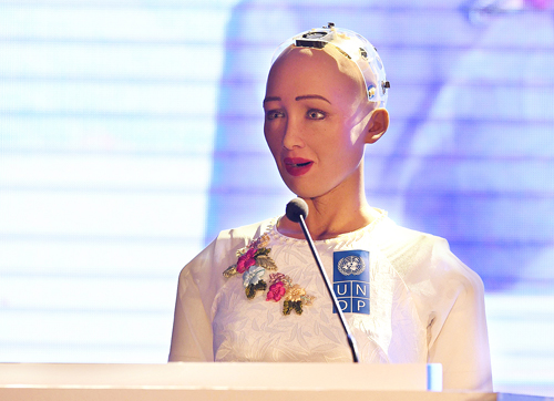 Robot Sophia mặc áo dài trắng, dù không thể tự di chuyển, giao lưu với khán giả Việt Nam về 4.0. Ảnh: Giang Huy.