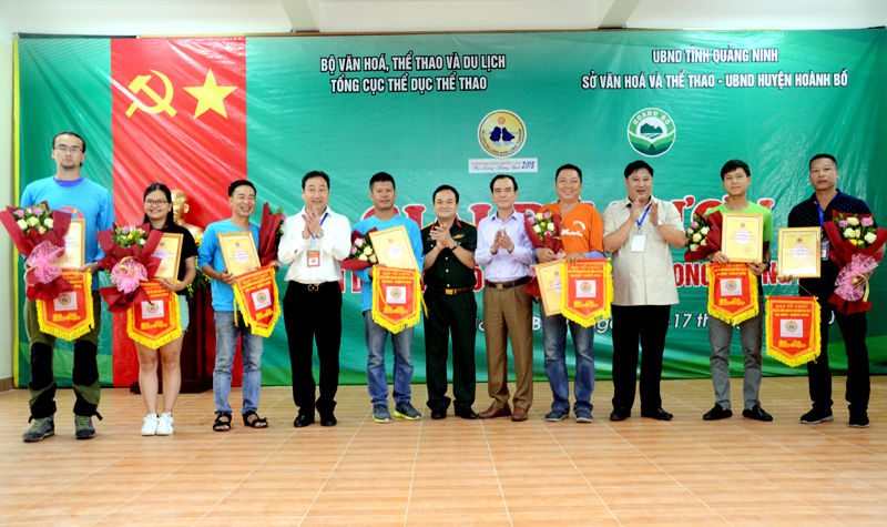 Ban Tổ chức giải Dù lượn Năm Du lịch quốc gia 2018 - Hạ Long - Quảng Ninh tặng cờ lưu niệm và giấy chứng nhân tham dự giải cho đại diện các đoàn vận động viên.