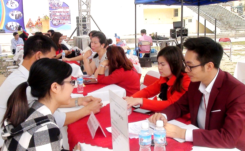 Các doanh nghiệp tư vấn thông tin, vị trí việc làm cần tuyển dụng cho người lao động trong việc giao dịch việc làm được tổ chức tại huyện Vân Đồn tháng 3/2018