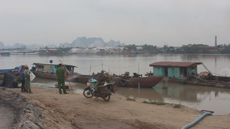 Lực lượng Cảnh sát môi trường, Công an Quảng Ninh kiểm tra điểm tập kết cát trái phép tại bờ sông Đá Bạc, TP Uông Bí.