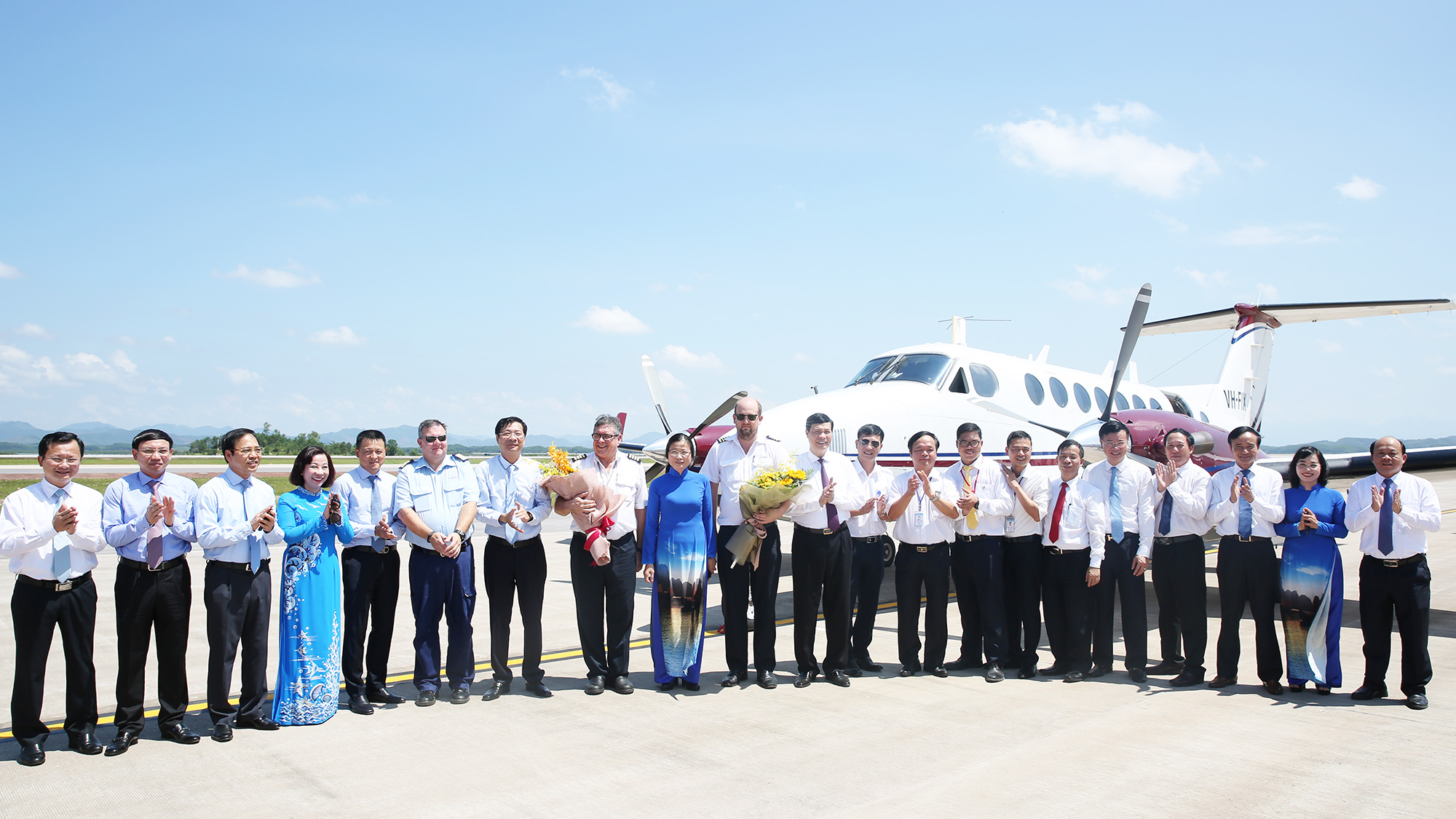 Các đồng chí lãnh đạo tỉnh Quảng Ninh chúc mừng phi hành đoàn thực hiện nhiệm vụ bay hiệu chuẩn.