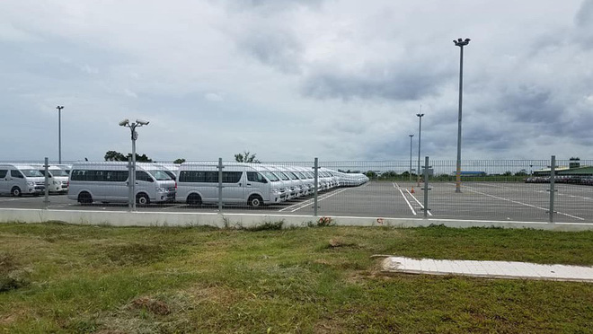 Lô xe Toyota Fortuner 2018 và Hiace 2018 đang nằm tại cảng VICT. Ảnh: Long Xe.