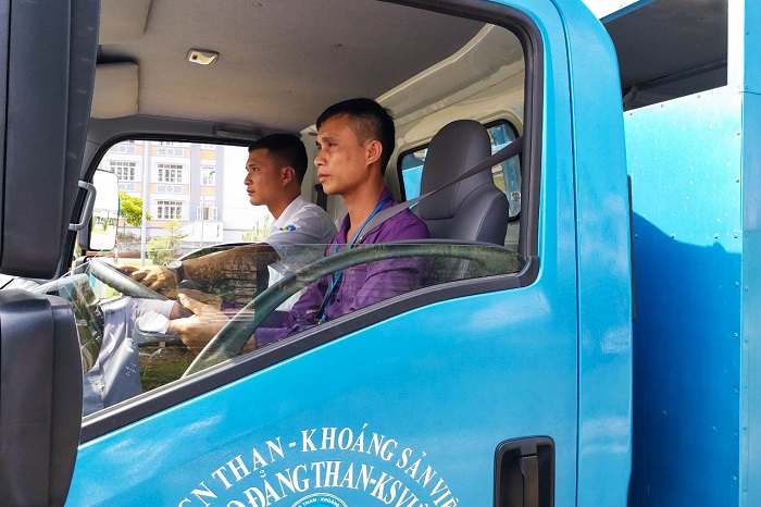 Học viên thực hành lái xe ô tô tại khóa học của trường Trường Cao đẳng Than – Khoáng sản Việt Nam - Phân hiệu đào tạo Hoành Bồ.
