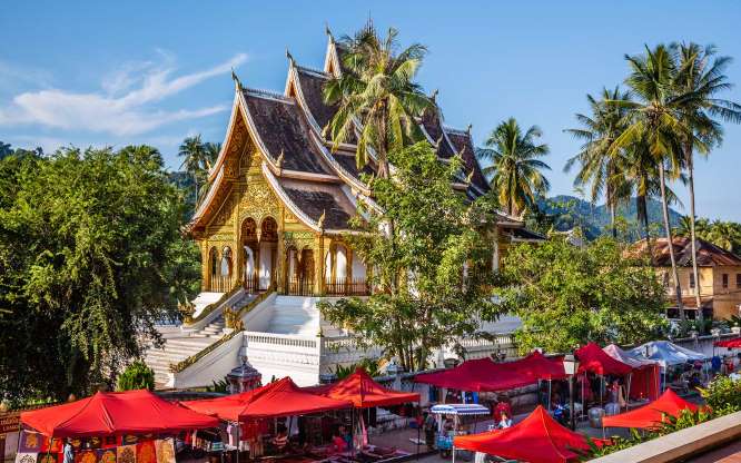 Luang Prabang là một thành phố của Lào đã được UNESCO công nhận là một di sản văn hóa thế giới. Tuy chỉ là một thành phố nhỏ bé với 22.000 dân, Luang Prabang đang là một điểm du lịch quan trọng nhất của Lào.