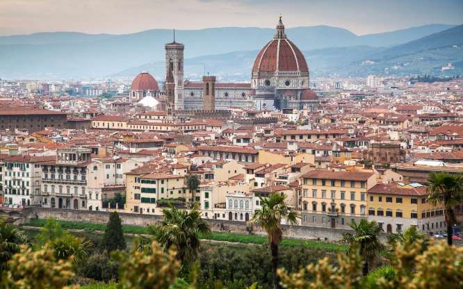 Florence, thành phố chính của Tuscany, nằm ngay trung tâm của Italy: 300km về phía Nam từ Milan và 280 km về phía Bắc từ Rome. Thành phố nổi tiếng với tượng David của Michelangelo, hay Verene của Botticelli…
