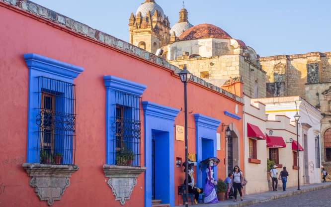 Thành phố Oaxaca là thủ phủ và là thành phố lớn nhất bang Oaxaca, México. cứ vào tháng 7 là ở Oaxaca bắt đầu tưng bừng không khí của các lệ hội thu hút hàng ngàn khách du lịch và người dân từ khắp mọi miền của đất nước đổ về đây.