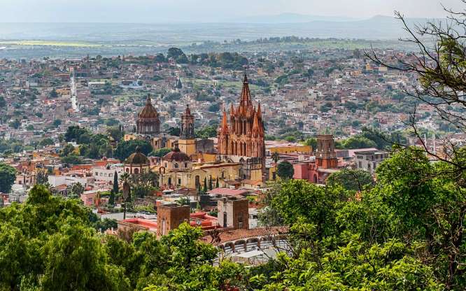 Thành phố San Miguel de Allende nằm ở phía Đông của tiểu bang Guanajuato, Mexico. Nơi đây có những điểm tham quan lý thú, các công trình lịch sử, tòa nhà từ thế kỷ XVII - XVIII được bảo quản tốt, thu hút rất đông khách du lịch.