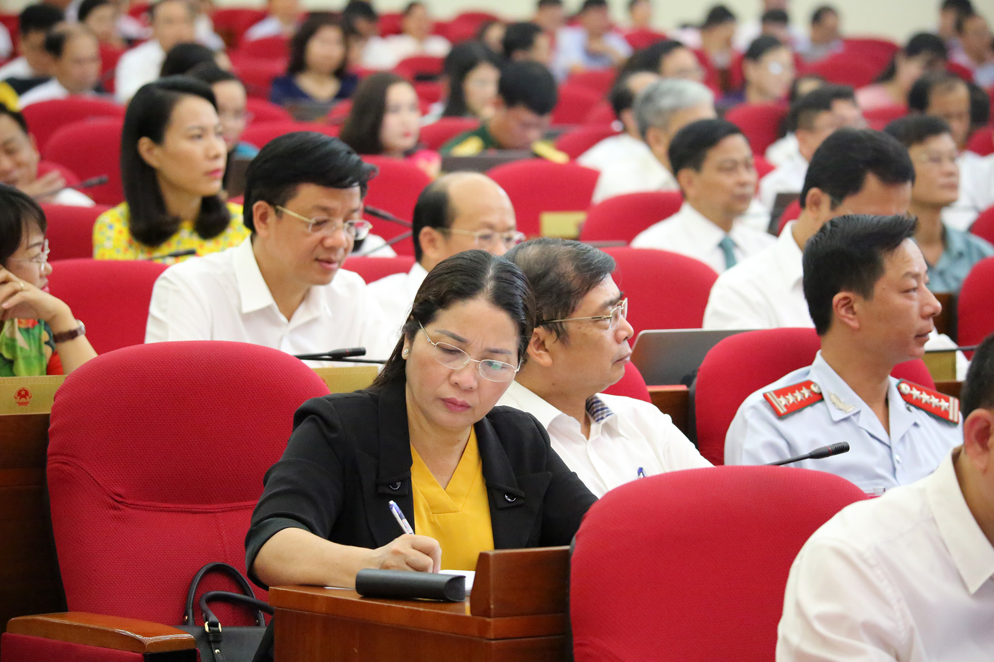 Các đại biểu nghiên cứu tài liệu tại phiên chất vấn kỳ họp HĐND tỉnh khóa 8.