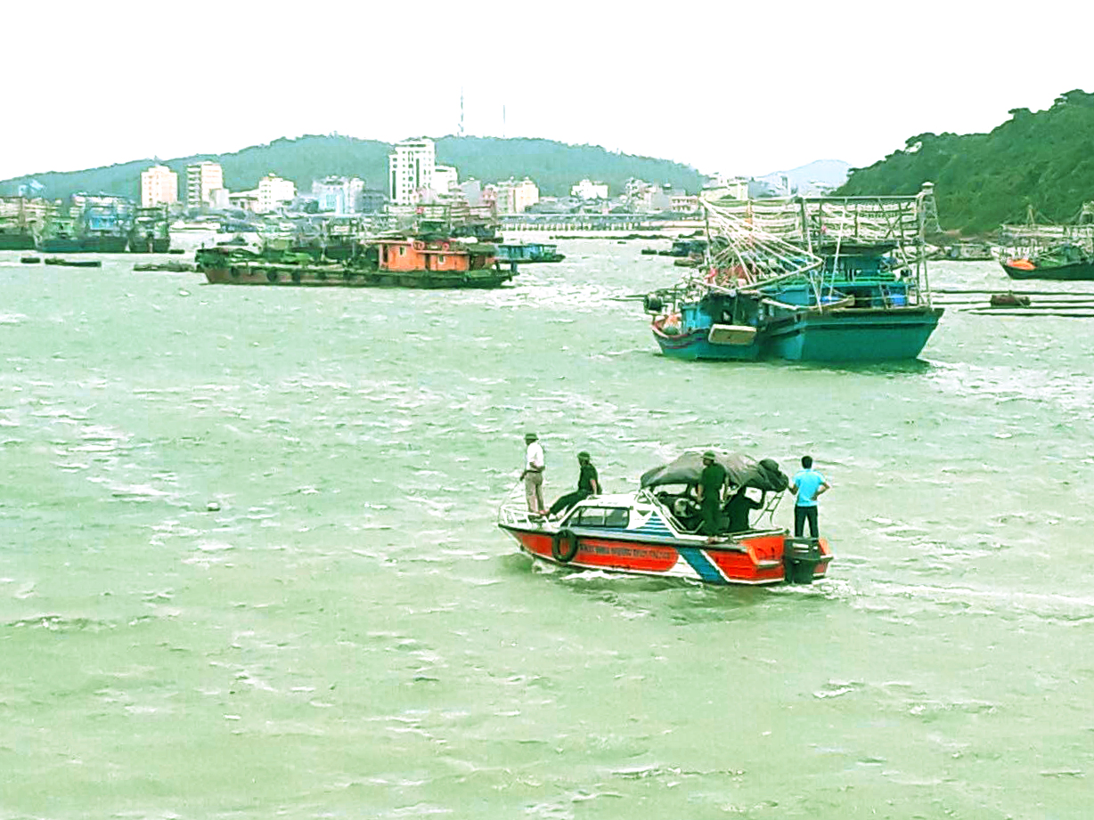 Ban chỉ huy PCTTTKCN&PCCC huyện Cô Tô vẫn đang tiếp tục triển khai lực lượng, phương tiện tìm kiếm các ngư dân còn lại