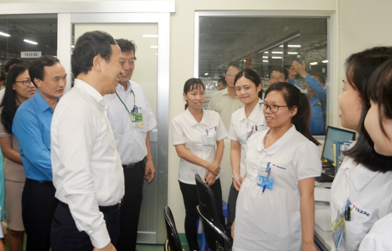 Phó Chủ tịch UBND tỉnh Nguyễn Văn Thành cùng lãnh đạo Công ty trực tiếp thăm hỏi động viên người lao động ôn định tâm lý, yên tâm làm việc.