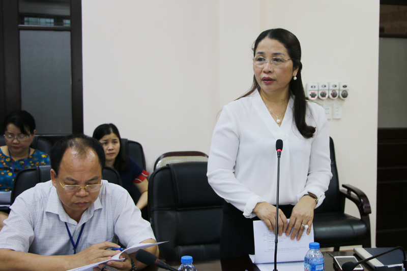 Đồng chí Vũ Thị Liên Oanh, Giám đốc Sở GĐ&ĐT báo cáo việc triển khai thực hiện các kết luận, quyết định của tỉnh và trung ương về công tác dân vận.