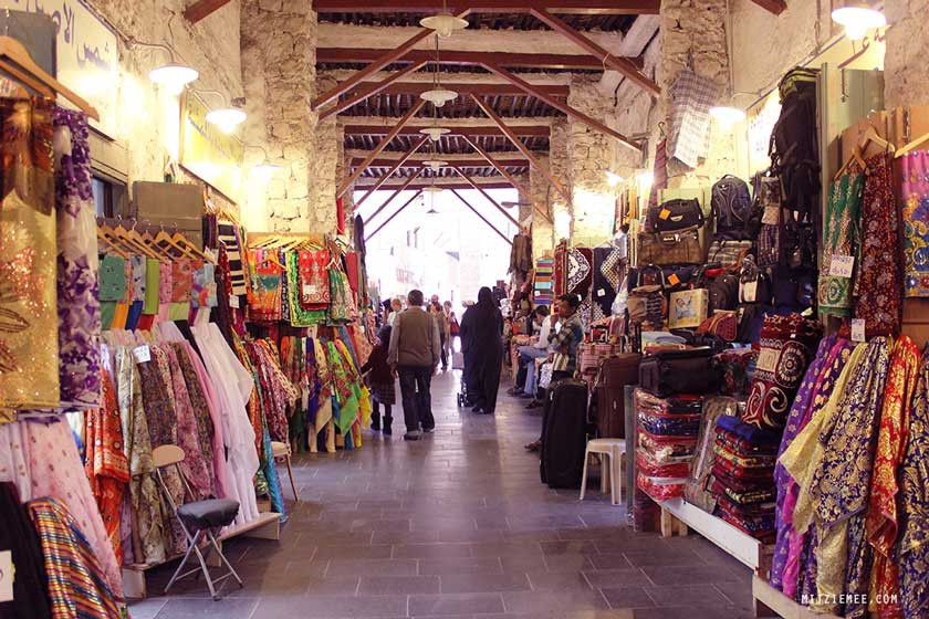 Chợ Souq Waqif: Được thành lập trên 100 năm, khu chợ Souq Waqif khá cổ kính. Tại đây, bạn có thể tìm thấy những đồ lưu niệm rực rỡ hay hương liệu món ăn truyền thống của người dân đạo Hồi, đặc biệt còn có các loại tinh dầu, nước hoa và shisha. Bên cạnh đó, những cửa hàng quần áo với màu trắng quyền lực của đàn ông và màu đen huyền bí của phụ nữ Ả Rập cũng là những nơi thu hút khách ghé thăm. Ảnh: Mitziemee.