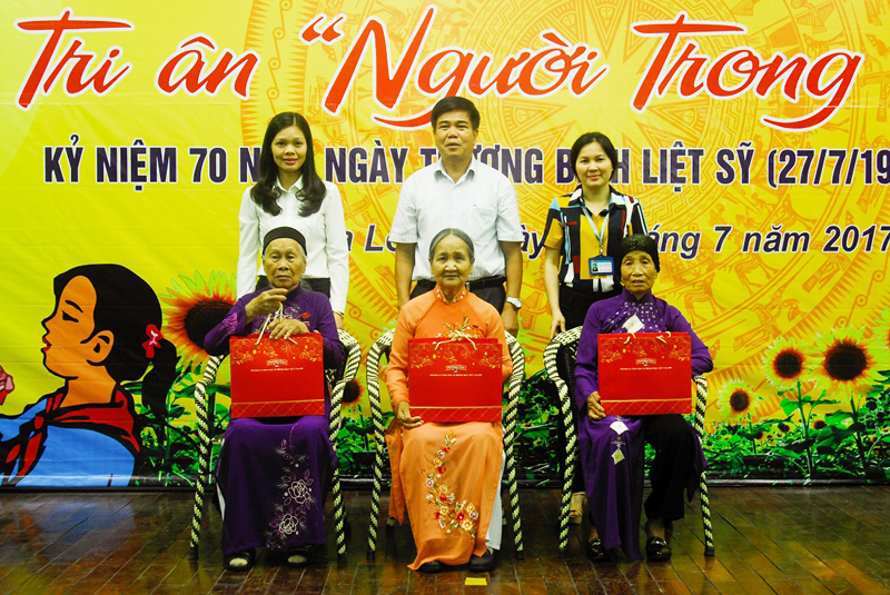 Hội LHPN TP Hạ Long  tặng quà tri ân các mẹ Việt Nam Anh hùng trên địa bàn thành phố