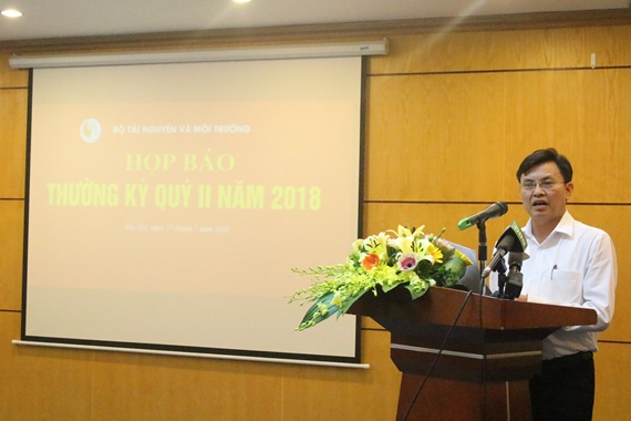 Ông Hoàng Văn Thức, Phó Tổng cục trưởng Tổng cục Môi trường phát biểu tại họp báo.