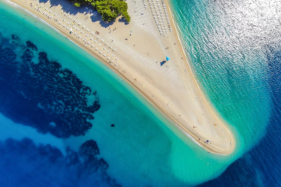 Du khách có thể khám phá nhiều bãi biển đẹp như cổ tích, như mũi cát Zlatni Rat trên đảo Brac - một điểm đến nổi tiếng ở châu Âu. Ảnh: CNTraveler.