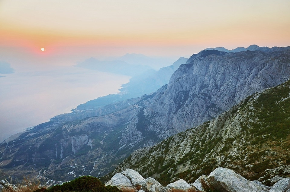 Dãy núi Biokovo có đỉnh cao thứ hai Croatia - Sveti Jure (1.762 m). Đây là điểm leo núi nổi tiếng với khung cảnh thiên nhiên hùng vĩ, khoáng đạt. Ảnh: Apolitični.
