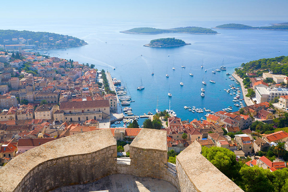 Du khách có thể ghé thăm thành cổ Dubrovnik, nơi có những mái nhà ngói đỏ rực rỡ bên bờ biển xanh biếc. Nơi đây từng được chọn làm bối cảnh cho phim Game of Thrones - Trò chơi vương quyền nổi tiếng. Ảnh: Bluecavetoursplit.