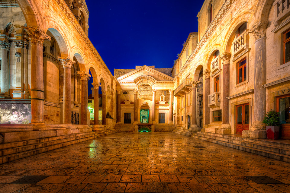Thành phố Split có Điện Diocletian nổi tiếng, nơi nghỉ dưỡng của hoàng đế La Mã thời xưa. Ảnh: Sumfinity.