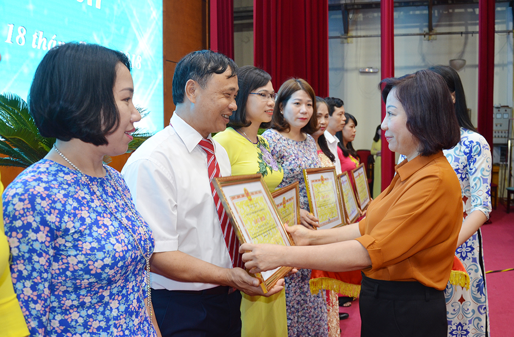 Đồng chí Vũ Thị Thu Thủy, Phó Chủ tịch UBND tỉnh bằng khen của UBND tỉnh cho các cá nhân có thành tích trong công tác xây dựng trường tiểu học đạt chuẩn quốc gia